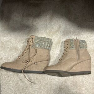 SO Brown Suede sweater boots sz 9. Lace or Zip up